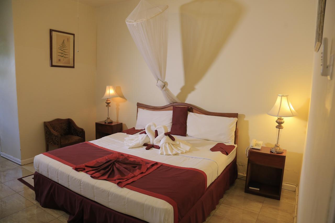 Executive Airport Hotel Энтеббе Экстерьер фото